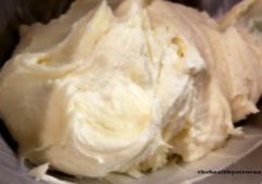 Easy-Cream-Cheese-Frosting